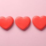 並んでいる赤のハート3つ