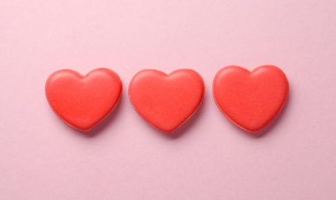 並んでいる赤のハート3つ