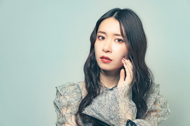 悩んでいるドレスの女性